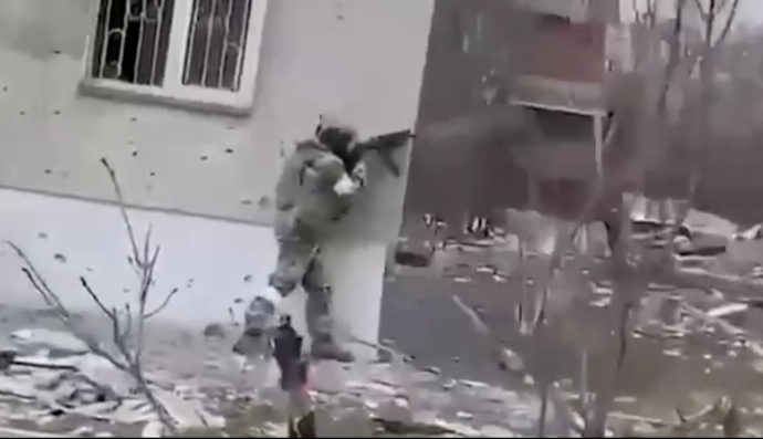 Кадирівці влаштували показовий бій з порожнім житловим будинком