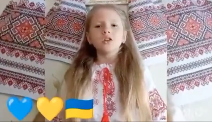 Дівчинка, яка втратила батька через війну в Україні, прочитала патріотичний вірш
