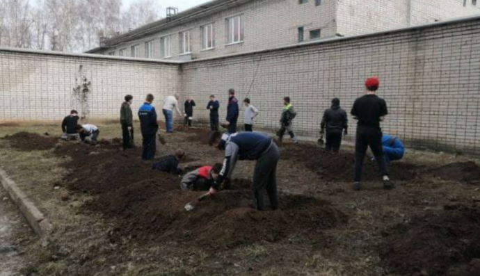 на россии подростков заставили рыть окопы