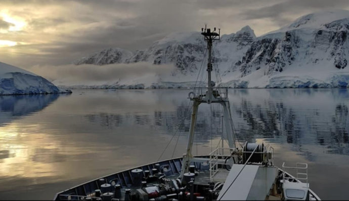 Український криголам "Ноосфера"