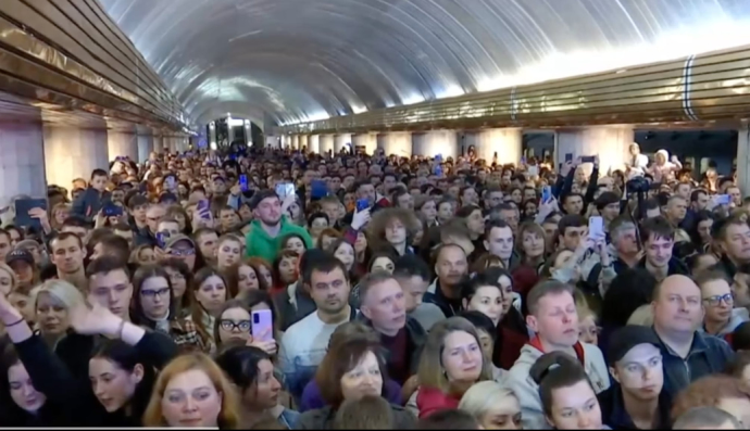 Украинские артисты устроили концерт на одной из станций метро Днепра