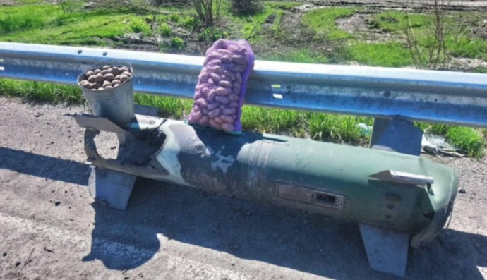 украинцы создали из обломков российской ракеты прилавок для продажи картофеля