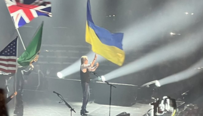 Пол МакКартни развернул флаг Украины
