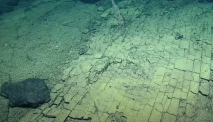 ученые обнаружили на дне Тихого океана дорожку из "кирпича"