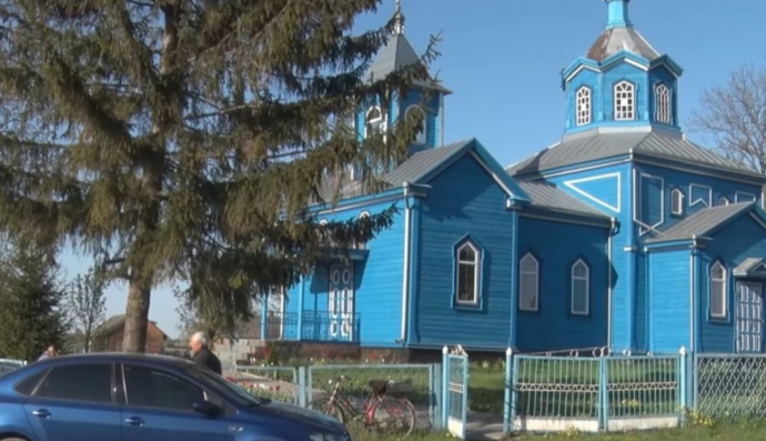 На Волині парафіяни приєднали сільську церкву до ПЦУ, поки священник саджав картоплю