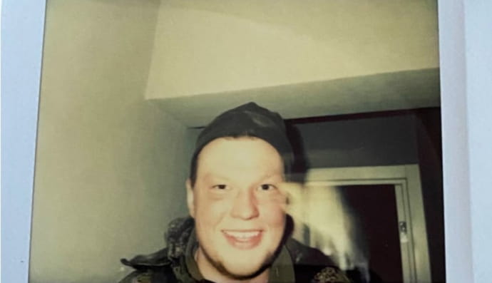 російський окупант пограбував квартиру і залишив свою фотографію