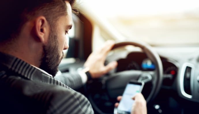 Водій з телефоном