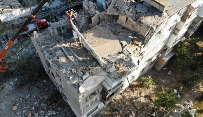 Зруйнований російською ракетою будинок у Миколаєві