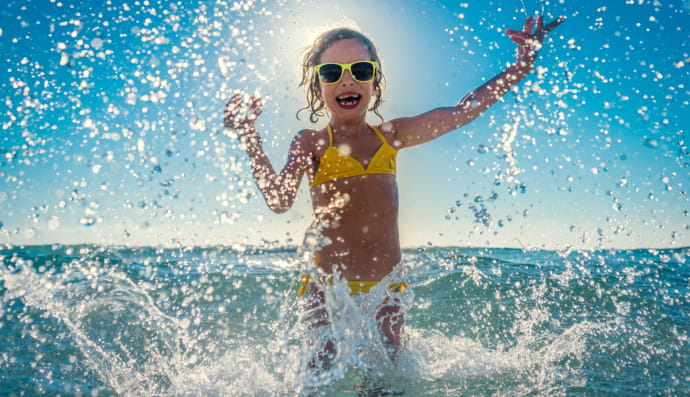 Дівчинка купається 