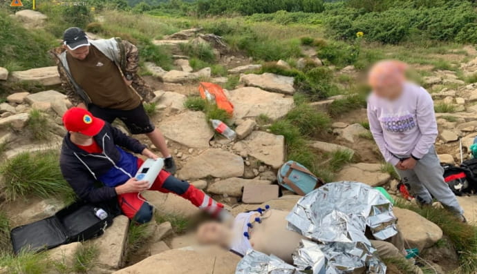 Спасатели пытаются помочь туристу