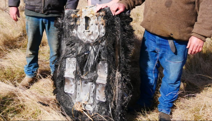 в Австралии фермер нашел посреди поля неожиданный космический предмет