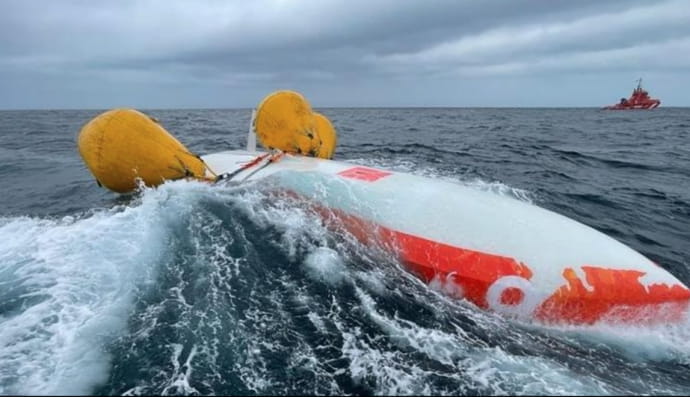 В Атлантическом океане нашли 62-летнего мужчину, который около 16 часов провел под перевернутой лодкой