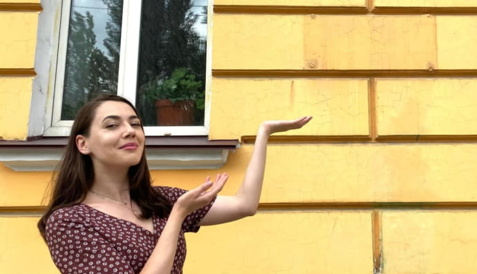 Татьяна Швыдченко возле места, где была мемориальная доска