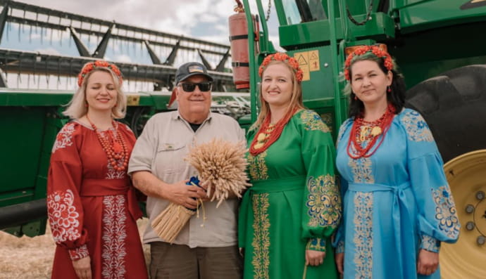 Американський бізнесмен Говард Баффет приїхав в Україну і попрацював комбайнером в полі