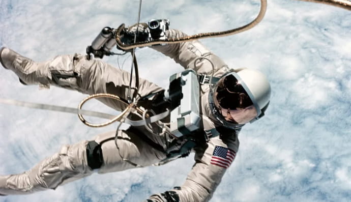 Астронавт Ед Уайт, первый портрет, который был сделан другим человеком в космосе