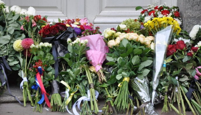 Цветы возле посольства 