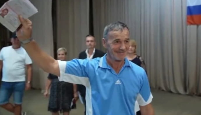 Житель Харківщини з радісним обличчям отримав російський паспорт