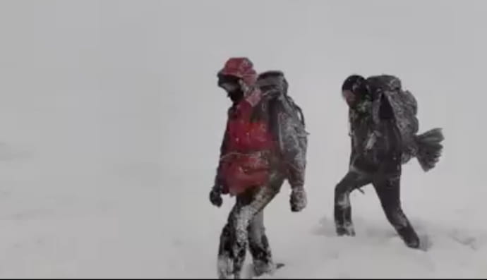 двоє туристів застрягли у горах Карпат