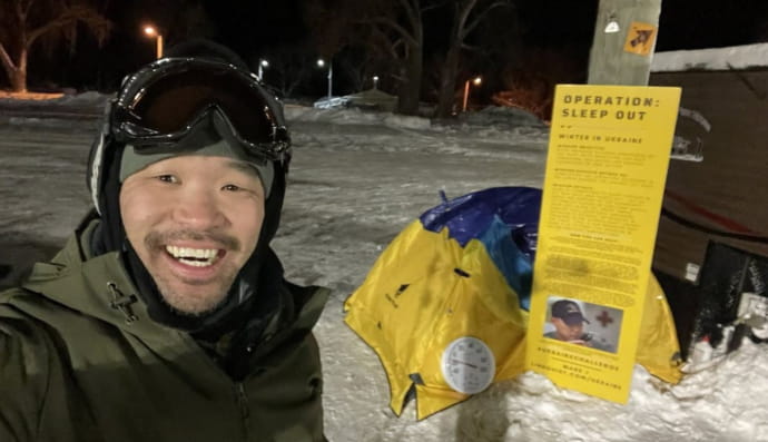 Американець ночує на вулиці, щоб привернути увагу до війни в Україні 