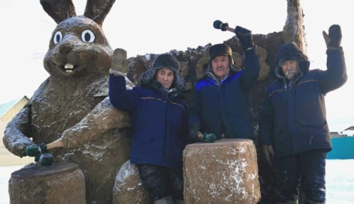 в Якутії майстер створив скульптуру кролика з гною 