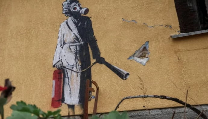 Графіті Бенксі у Гостомелі "Жінка у протигазі"