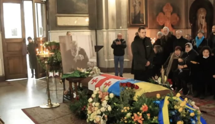 Гроб Вахтанга Кикабидзе украсили украинским флагом