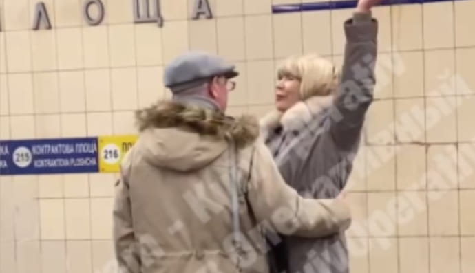 В Киевском метро влюбленные слушали песню о "победе"