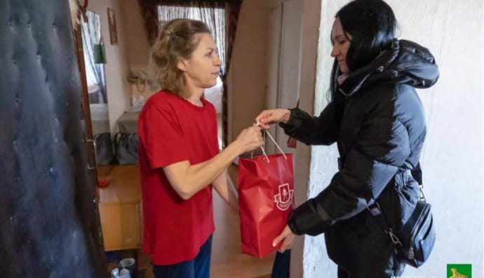 На росії жінкам ліквідованих на війні в Україні російських вояк видають компенсацію за їхнє життя ковбасою