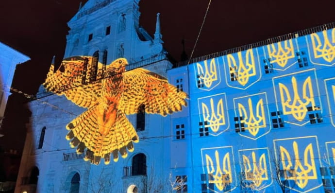 митець зі Швейцарії прикрашає українські будівлі патріотичним світлом