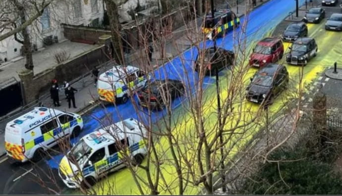 В Лондоне активность разрисовали дорогу напротив посольства россии цветами флага Украины