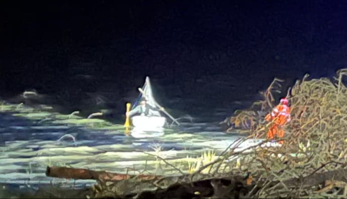 Спасение мужчины на лодке