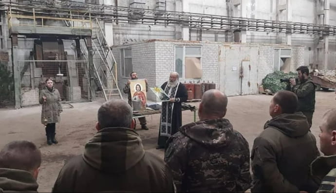 російський піп "мотивує" рашистів до війни іконами зі стрємоусовим і "гіві"