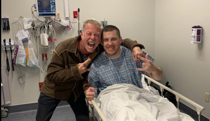 Джеймс Гэтфилд посетил раненых украинских бойцов