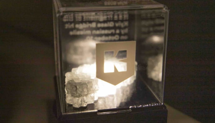 Уламок скляного моста, який витримав ракетну атаку у Києві, виставили на аукціон