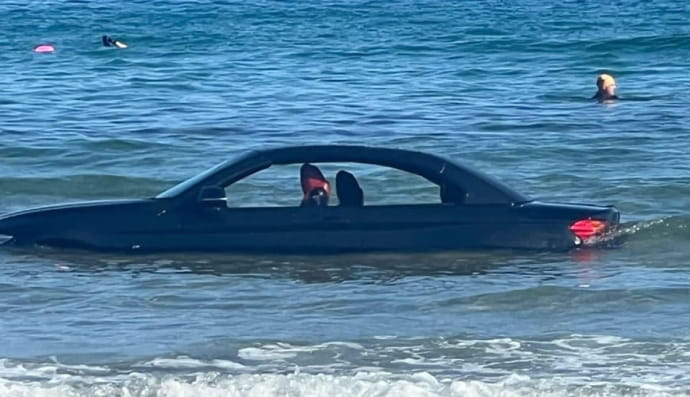 Автомобіль у морі