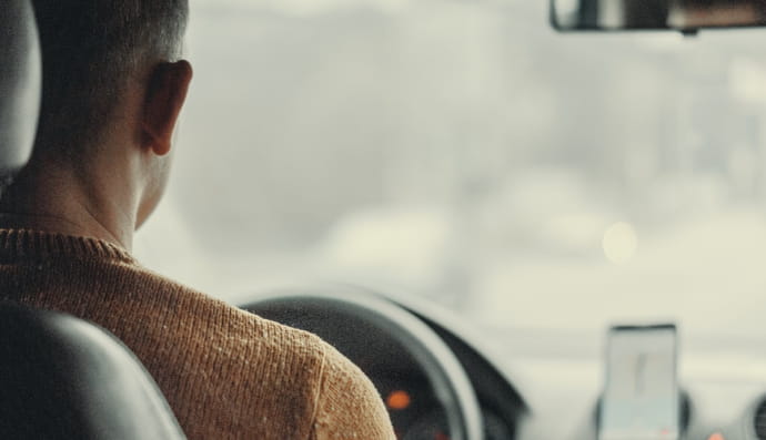 Водій за кермом автомобіля