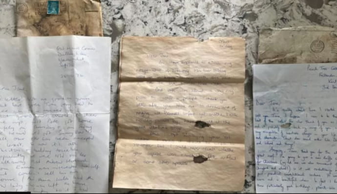 коммунальщик из Британии случайно нашел 50-летние таинственные письма в кроличьей норе