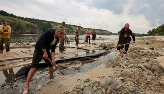 У Запоріжжі, на місці обмілілої берегової зони, виявили 1000-літній човен