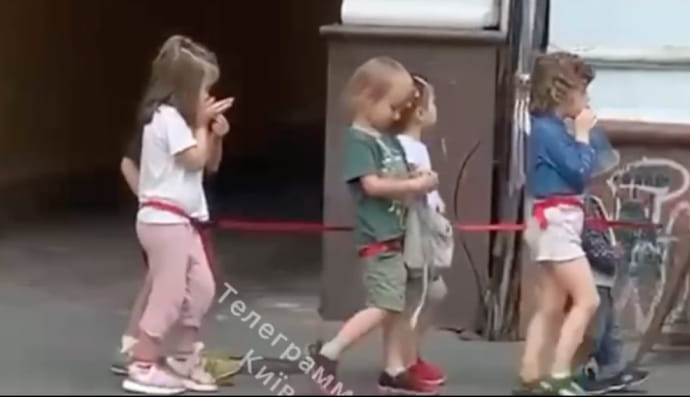 В Киеве женщина выгуливала шестерых детей на поводке