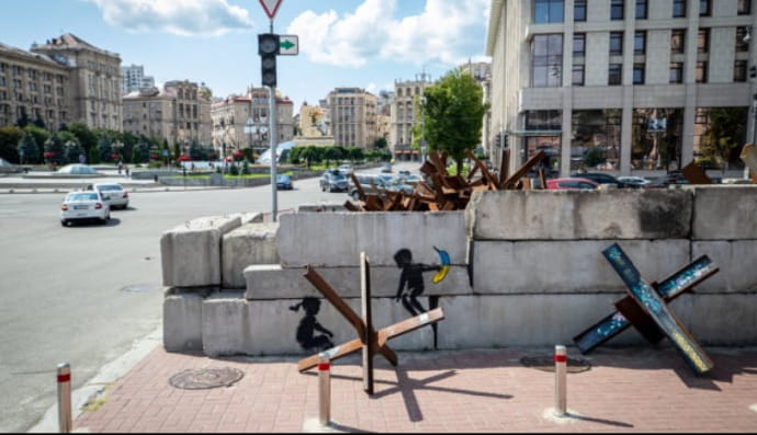 мурал Бенкси "Дети на "качелях"