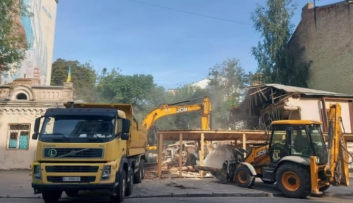 На київському Подолі знесли 200-річну будівлю
