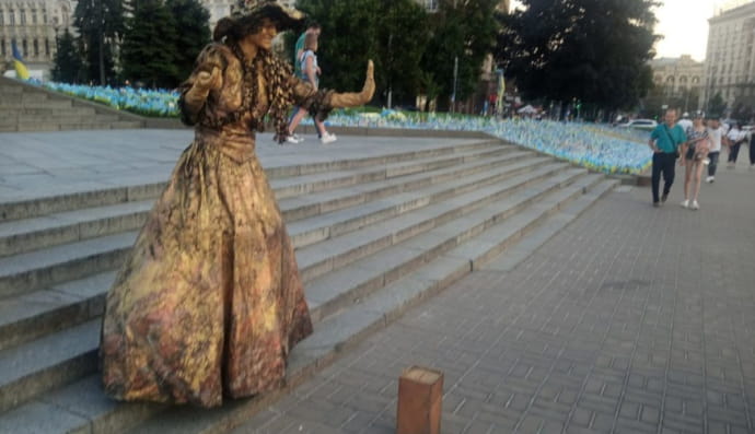 "Живая статуя" на Майдане Независимости