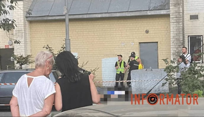 У Києві на Позняках з 15 поверху випали дві дівчини 