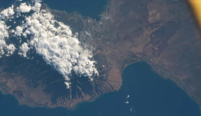 Масштабные пожары на Гавайях завешивались на борту МКС на высоте 417 км.