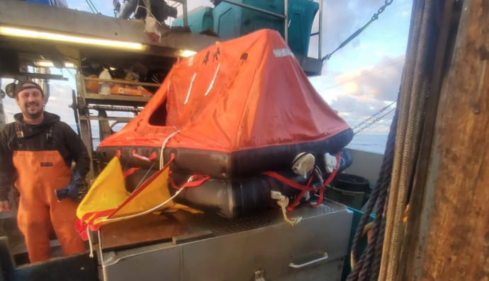 В Канаде спасли рыбака, который 13 дней дрейфовал в Тихом океане на плоту