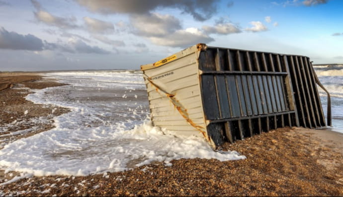 У Данії на берег вимило чисельну кількість предметів