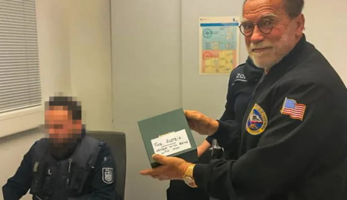 Арнольд Шварценеггер со стражами порядка