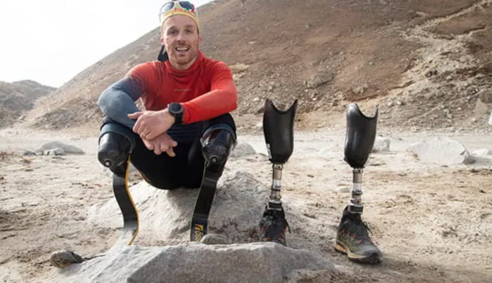 Итальянец без конечностей и только с тремя пальцами на руках покорил Эверест