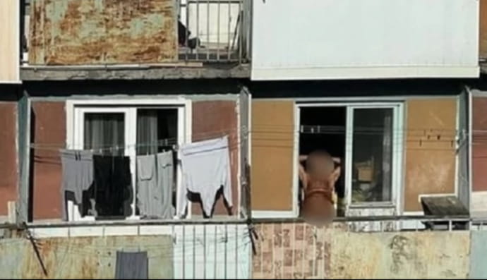 У Нововолинську оголений чоловік регулярно "підсмажує свої достоїнства" на балконі