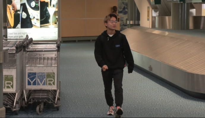 Студент дістається на пари літаком